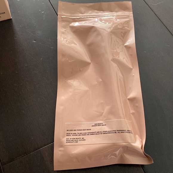 KKW POWDER BODY BRUSH new not opened - Picture 2 of 3